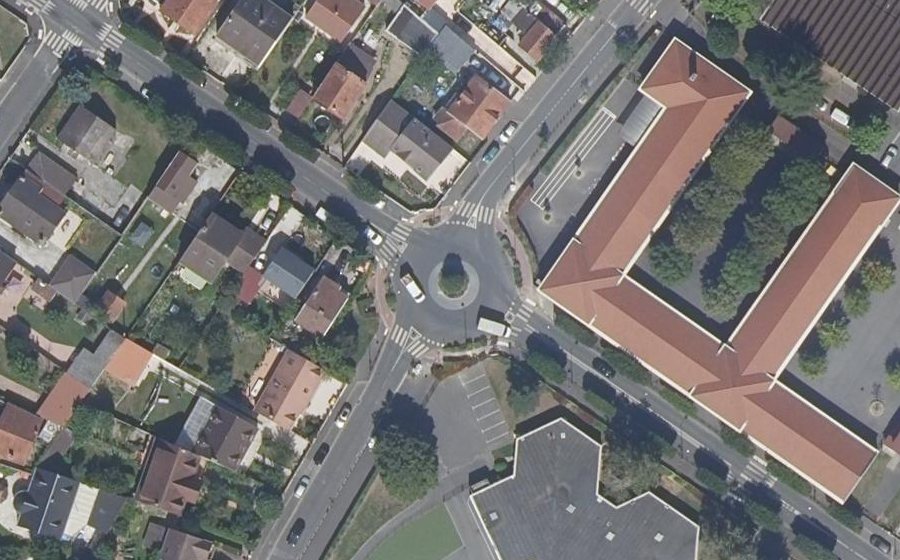 Vue aérienne du Rond-point anonyme n°395048203
