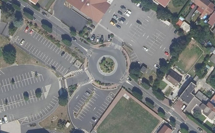 Vue aérienne du Rond-point anonyme n°395048204