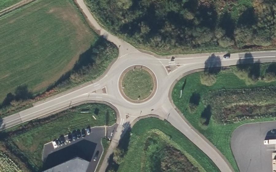 Vue aérienne du Rond-point anonyme n°395055175