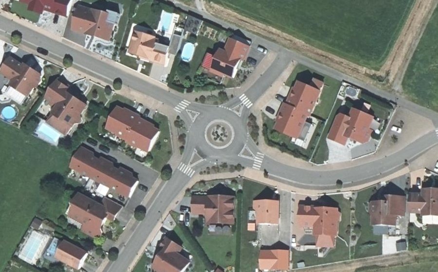 Vue aérienne du Rond-point anonyme n°39509034
