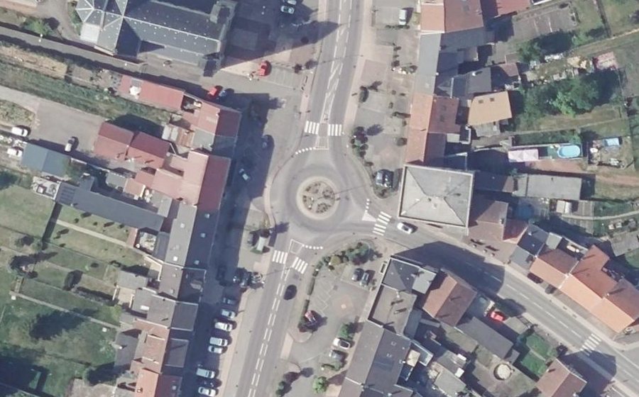 Vue aérienne du Rond-point anonyme n°39522559