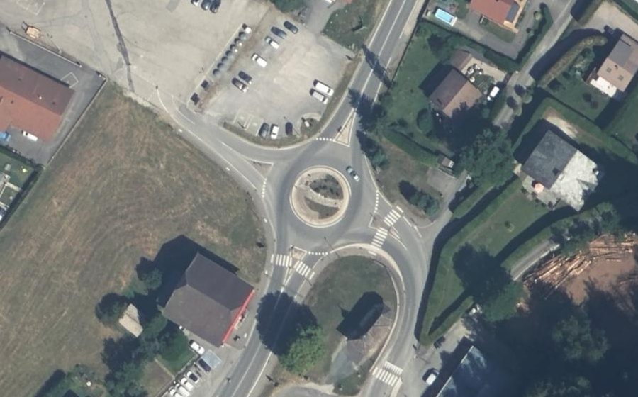 Vue aérienne du Rond-point anonyme n°395349340