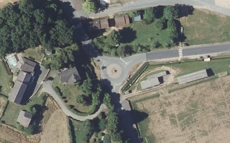 Vue aérienne du Rond-point anonyme n°395353972