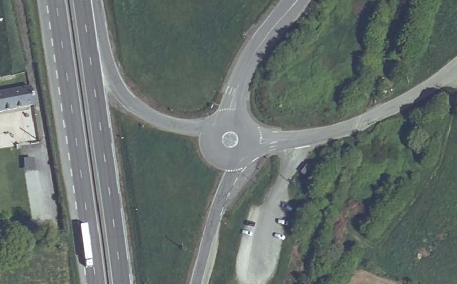 Vue aérienne du Rond-point anonyme n°39543428