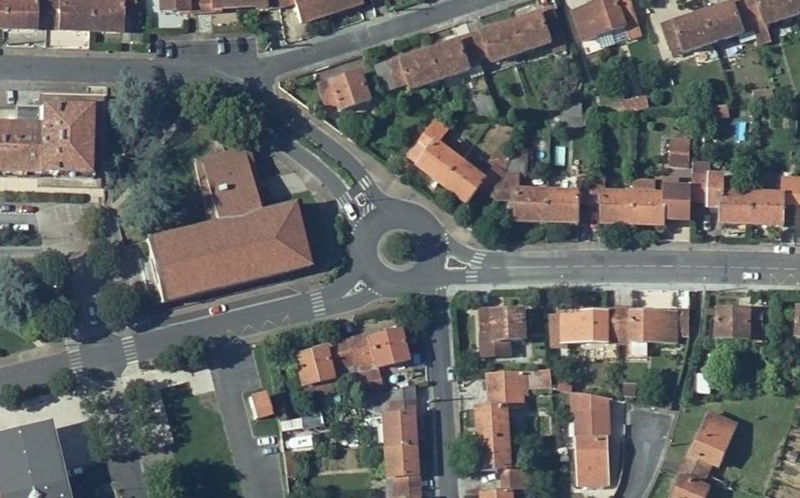 Vue aérienne du Rond-point anonyme n°39545742