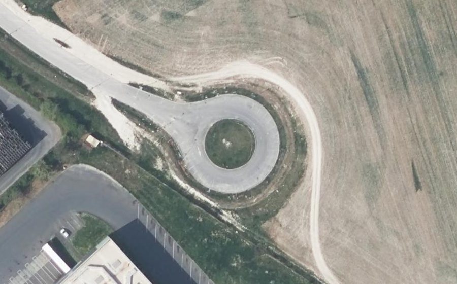 Vue aérienne du Rond-point anonyme n°395470016
