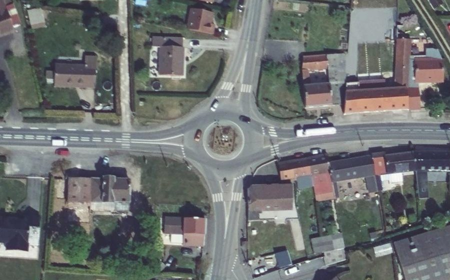 Vue aérienne du Rond-point anonyme n°395897952
