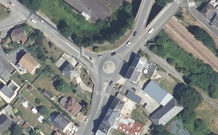 Vue aérienne du Rond-point anonyme n°39594740