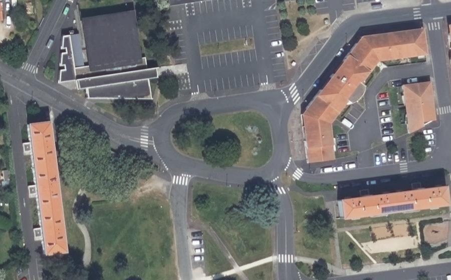Vue aérienne du Rond-point anonyme n°39603322