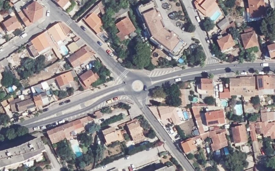 Vue aérienne du Rond-point anonyme n°396066264