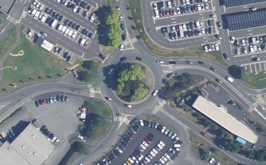 Vue aérienne du Rond-point anonyme n°39609286