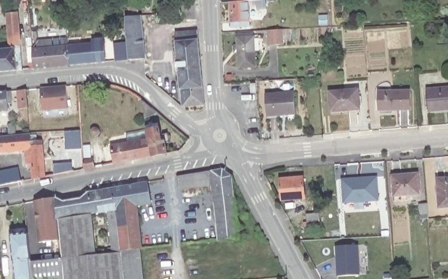 Vue aérienne du Rond-point anonyme n°39612173