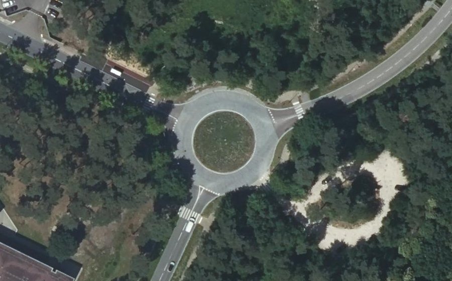 Vue aérienne du Rond-point anonyme n°39624417