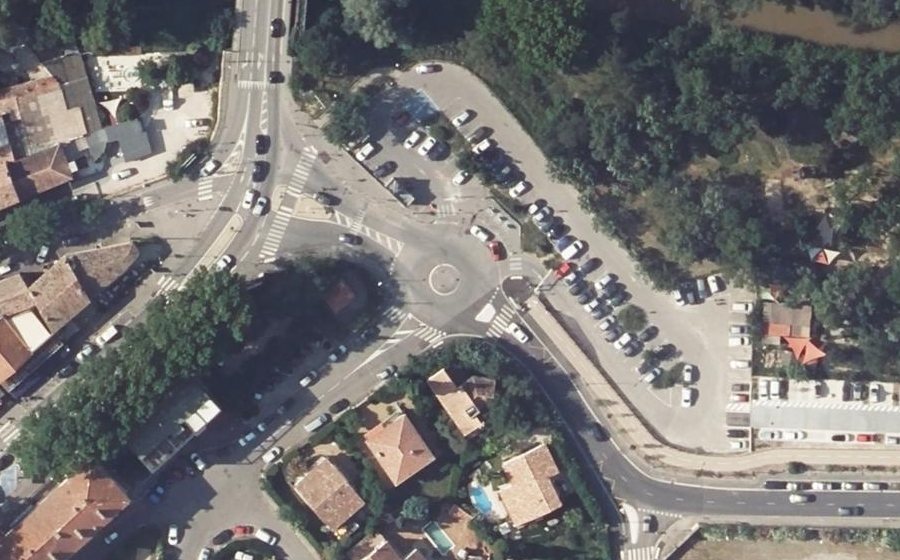 Vue aérienne du Rond-point anonyme n°396276649
