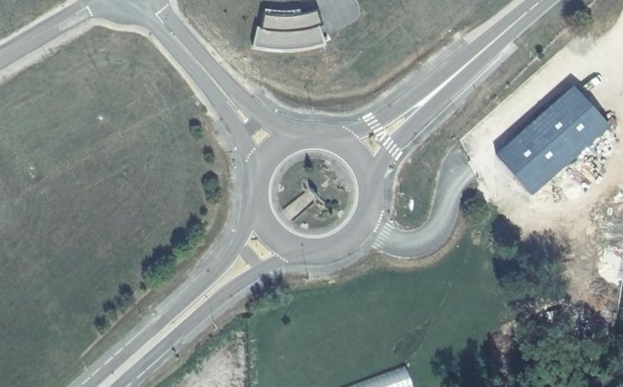 Vue aérienne du Rond-point anonyme n°39627826