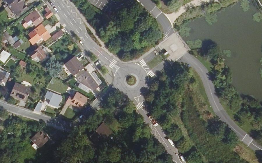 Vue aérienne du Rond-point anonyme n°39630444