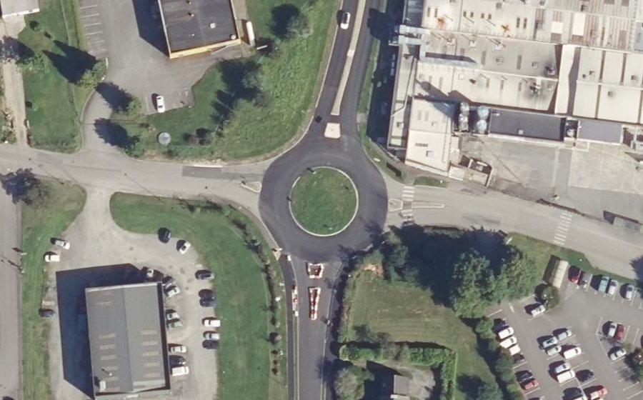 Vue aérienne du Rond-point anonyme n°396323922