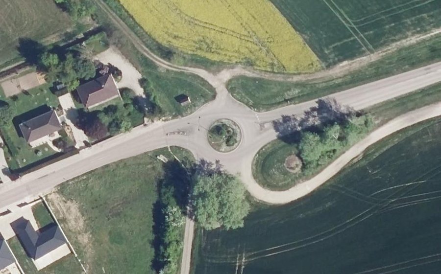 Vue aérienne du Rond-point anonyme n°39638074