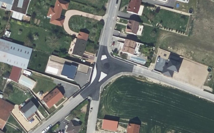 Vue aérienne du Rond-point anonyme n°396384355