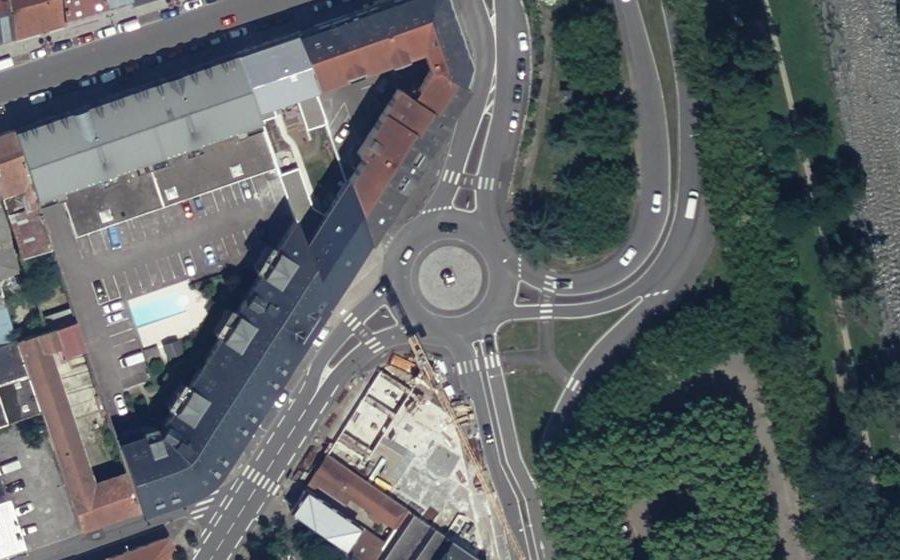 Vue aérienne du Rond-point anonyme n°396403610