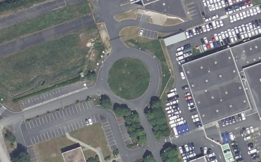 Vue aérienne du Rond-point anonyme n°39644369