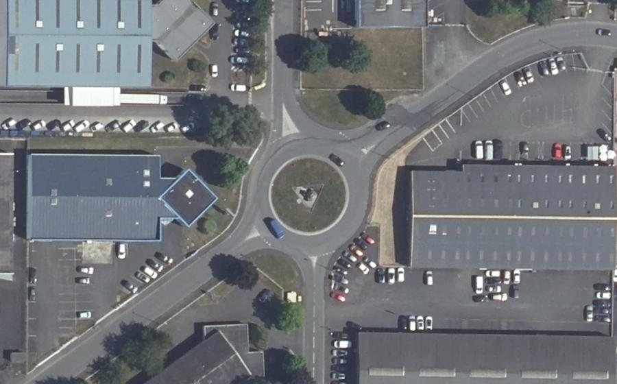 Vue aérienne du Rond-point anonyme n°39645952