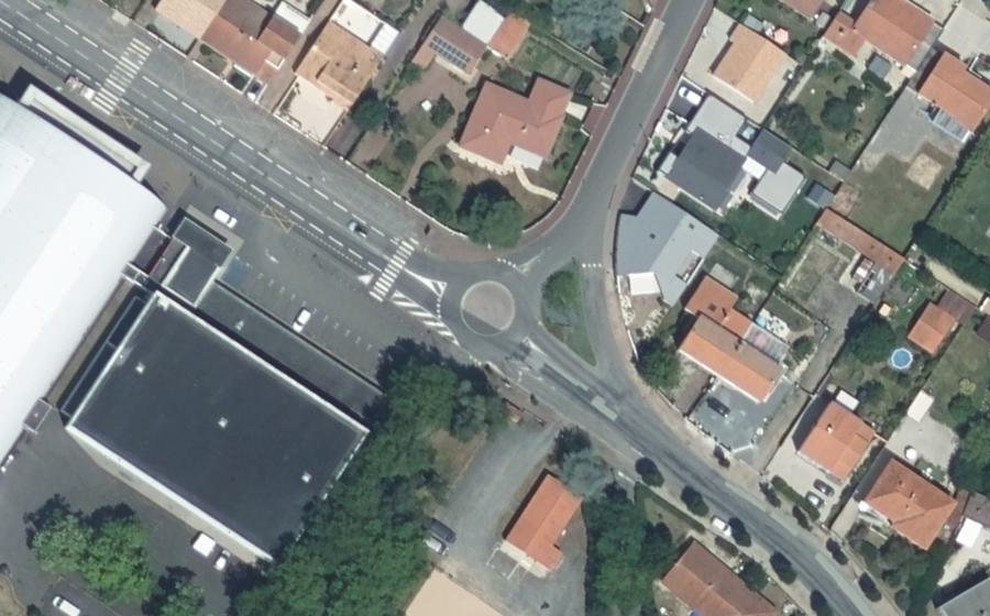 Vue aérienne du Rond-point anonyme n°396502241