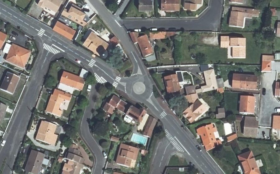 Vue aérienne du Rond-point anonyme n°39656192
