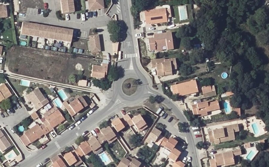 Vue aérienne du Rond-point anonyme n°39665526