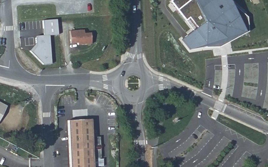 Vue aérienne du Rond-point anonyme n°396662479