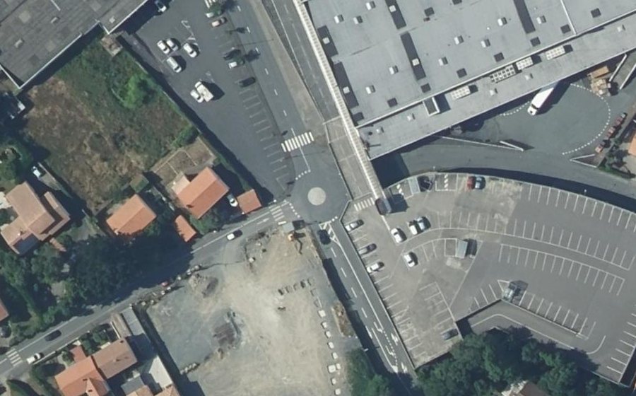 Vue aérienne du Rond-point anonyme n°396675373