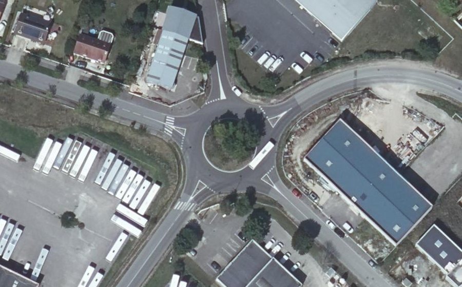 Vue aérienne du Rond-point anonyme n°39671679