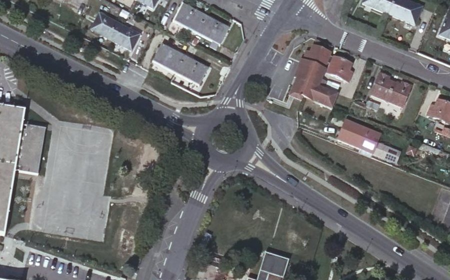 Vue aérienne du Rond-point anonyme n°39671690