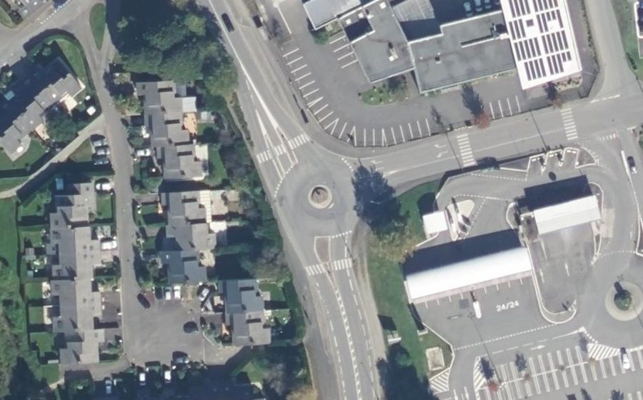 Vue aérienne du Rond-point anonyme n°396721812