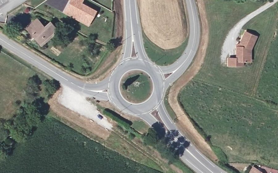 Vue aérienne du Rond-point anonyme n°39676105