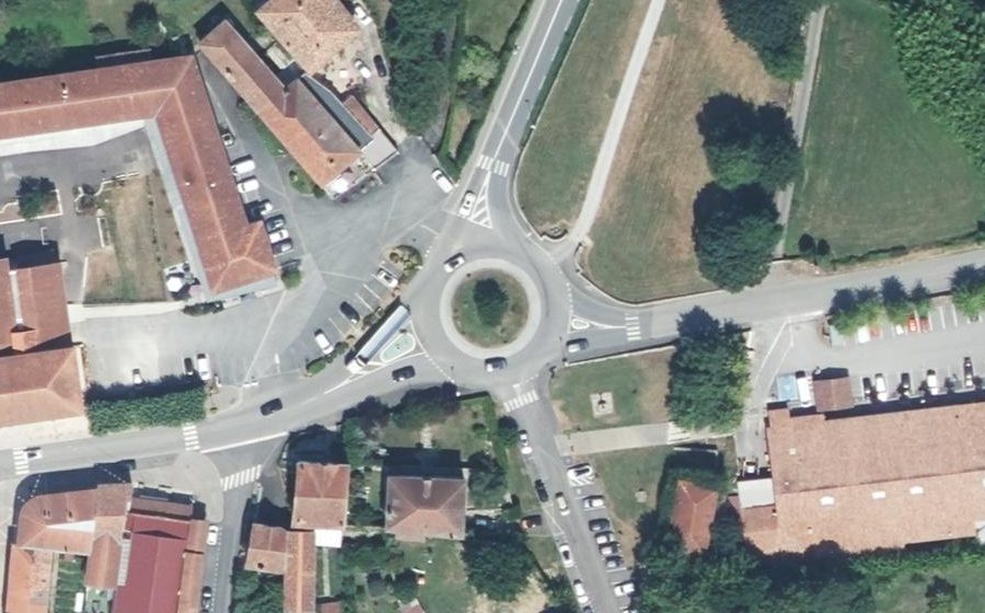 Vue aérienne du Rond-point anonyme n°39676107