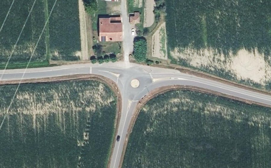 Vue aérienne du Rond-point anonyme n°39676112