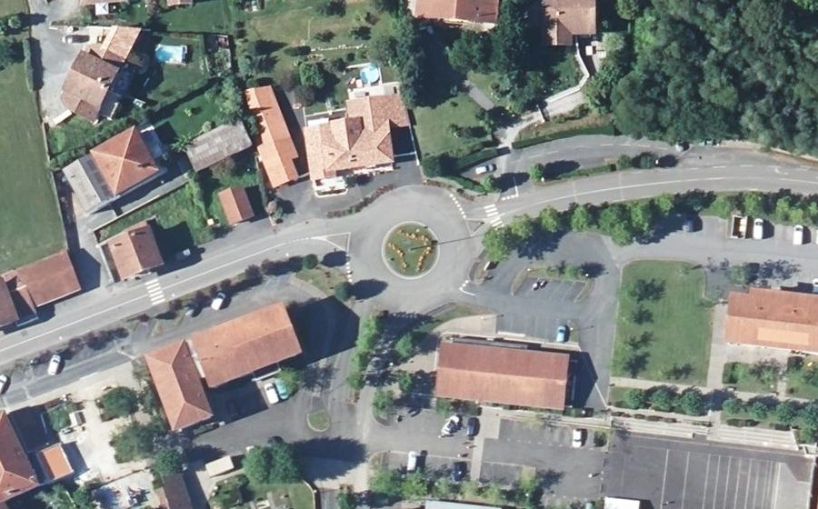 Vue aérienne du Rond-point anonyme n°39676117