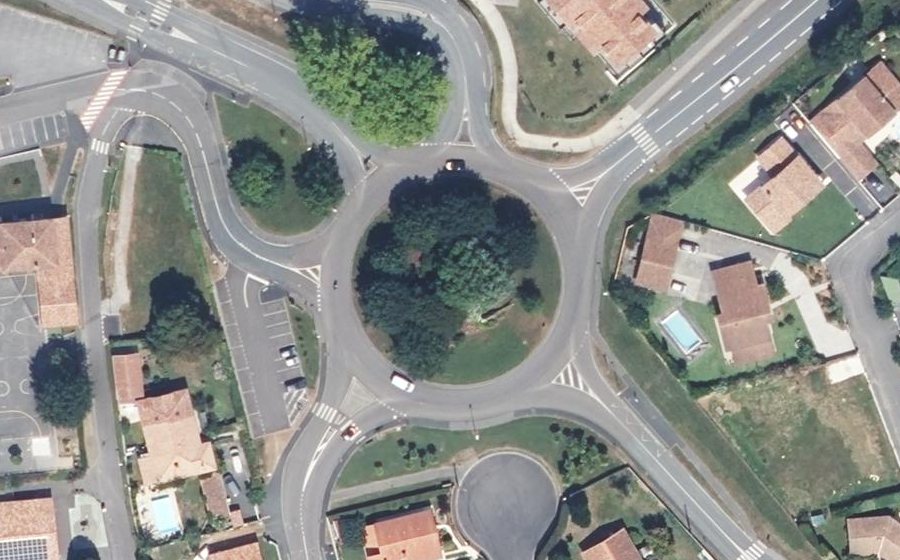 Vue aérienne du Rond-point anonyme n°39676124