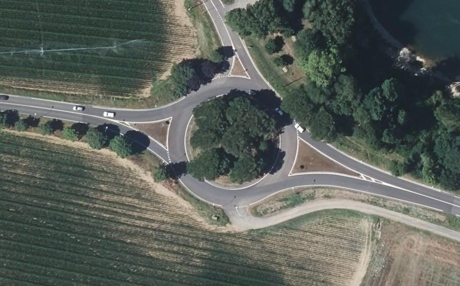 Vue aérienne du Rond-point anonyme n°39676141