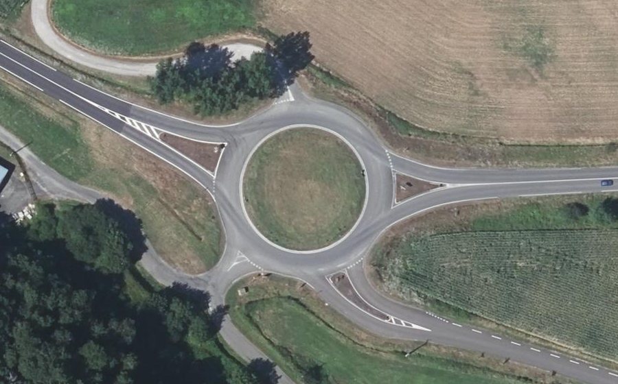 Vue aérienne du Rond-point anonyme n°39676147