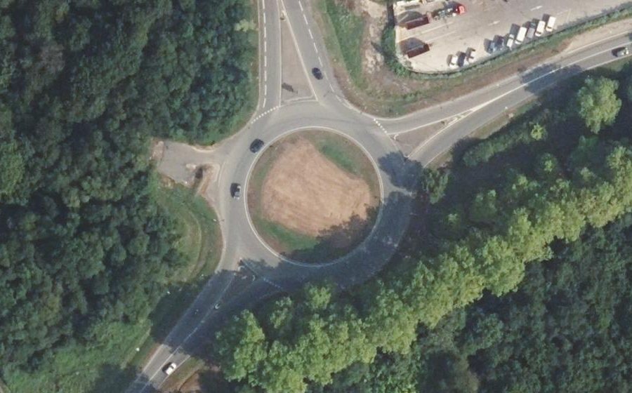 Vue aérienne du Rond-point anonyme n°39676192