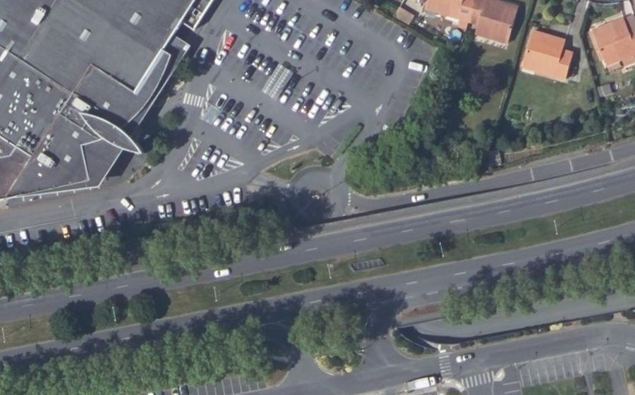Vue aérienne du Rond-point anonyme n°39676374