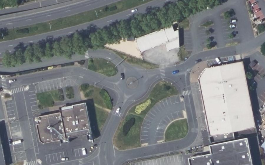 Vue aérienne du Rond-point anonyme n°39676382