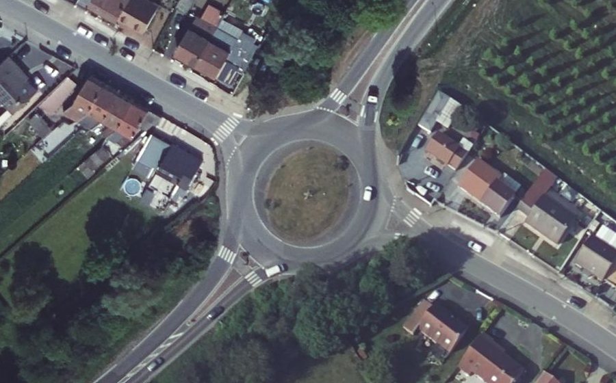 Vue aérienne du Rond-point anonyme n°39678601