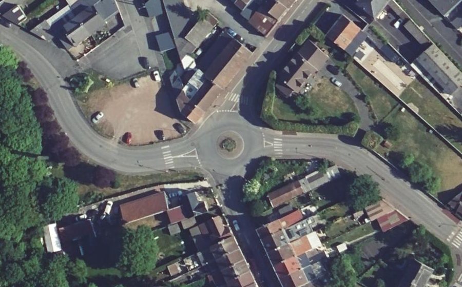 Vue aérienne du Rond-point anonyme n°39678657