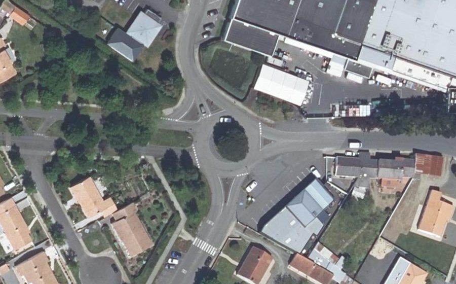 Vue aérienne du Rond-point anonyme n°39694848