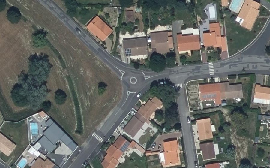 Vue aérienne du Rond-point anonyme n°396948816