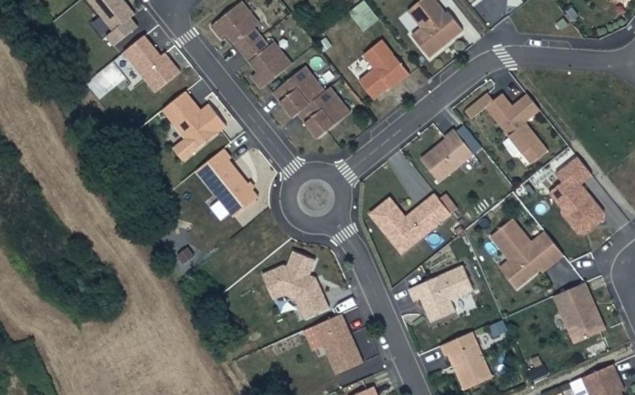 Vue aérienne du Rond-point anonyme n°396948817