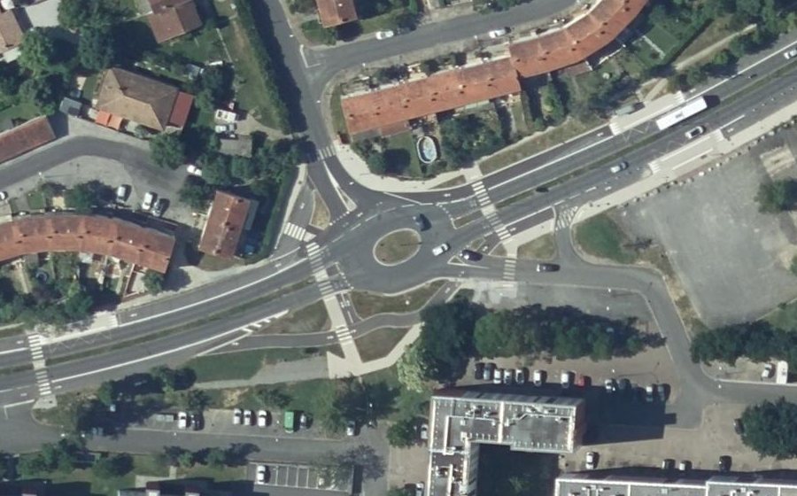 Vue aérienne du Rond-point anonyme n°39695250